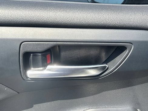 Used 2024 Toyota Highlander XLE FWD image 9