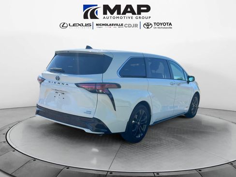 Used 2021 Toyota Sienna XSE FWD image 4