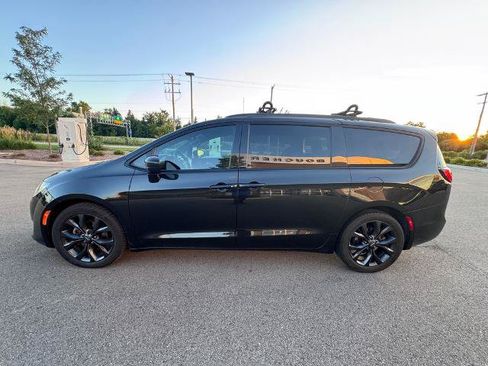 Used 2020 Chrysler Pacifica Touring w/ S Appearance Package FWD image 4