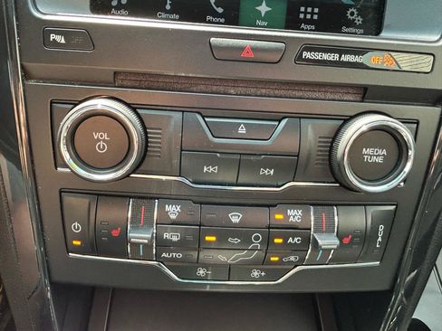 Used 2017 Ford Explorer XLT w/ XLT Technology Feature Bundle AWD/4WD image 29