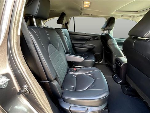 Used 2024 Toyota Highlander XLE FWD image 21