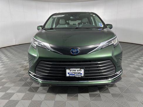 Used 2021 Toyota Sienna XLE image 2