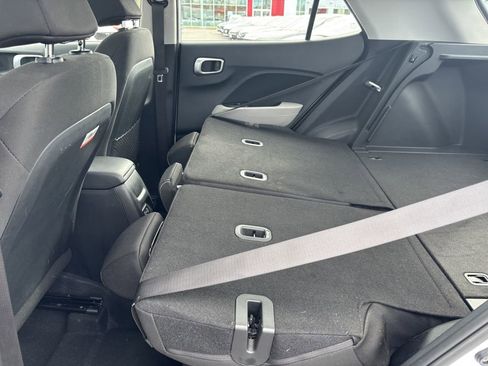 Used 2025 Hyundai Venue SEL FWD image 25