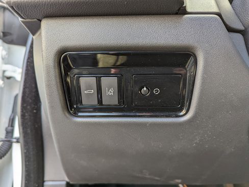 Used 2017 Jaguar XF R-Sport image 14