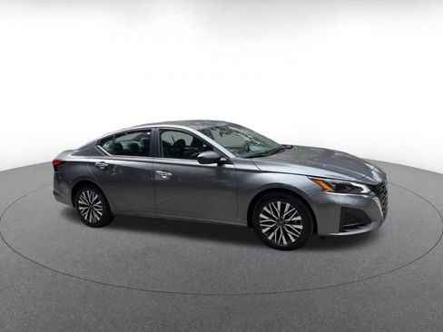 Used 2025 Nissan Altima 2.5 SV FWD image 2
