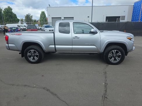 Used 2017 Toyota Tacoma TRD Sport w/ Premium & Technology Package AWD/4WD image 6