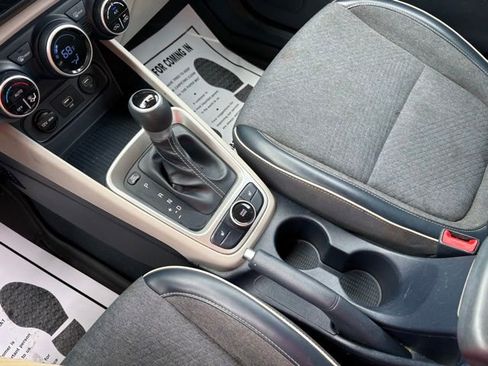 Used 2021 Hyundai Venue FWD image 19
