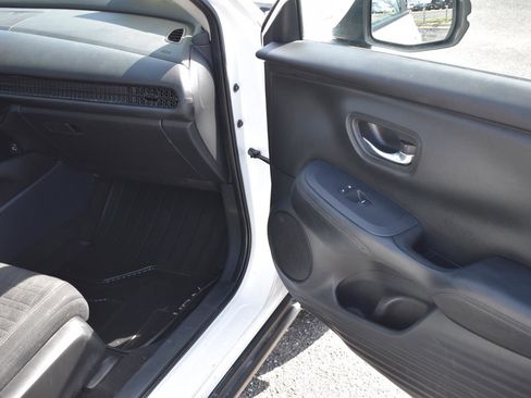 Used 2023 Honda HR-V LX image 9