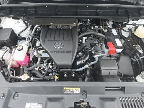 Certified 2024 Toyota Highlander XLE image 9