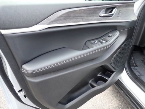 New 2025 Jeep Grand Cherokee L Limited w/ Luxury Tech Group II image 16