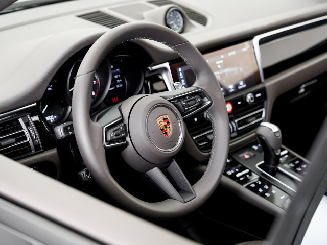 Certified 2026 Porsche Macan AWD/4WD image 9