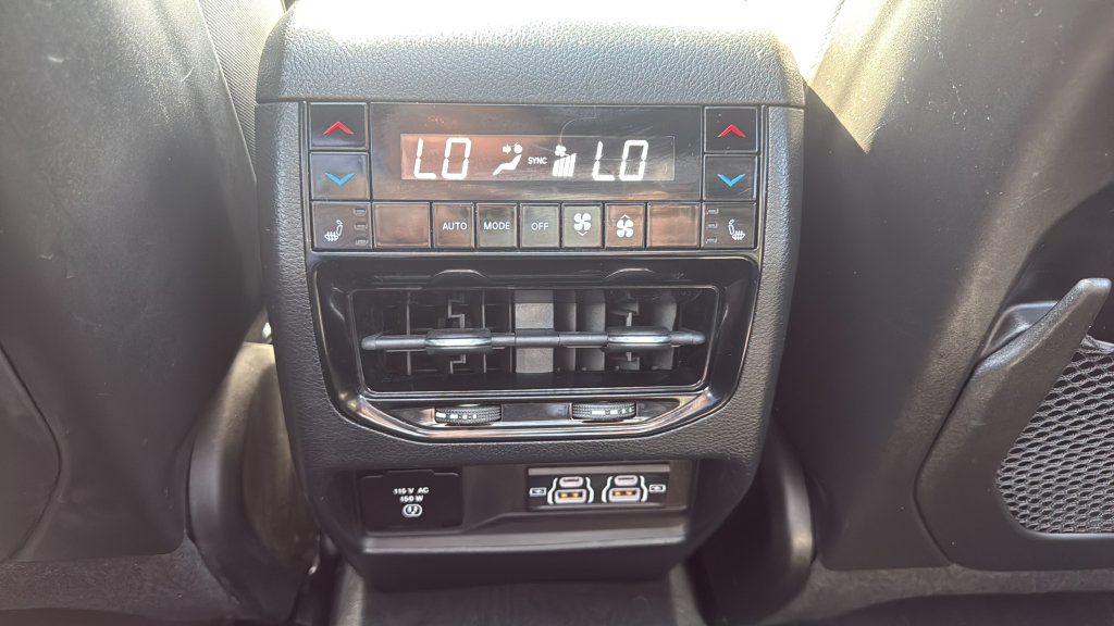 Used 2022 Jeep Grand Cherokee Overland w/ Luxury Tech Group IV AWD/4WD image 24