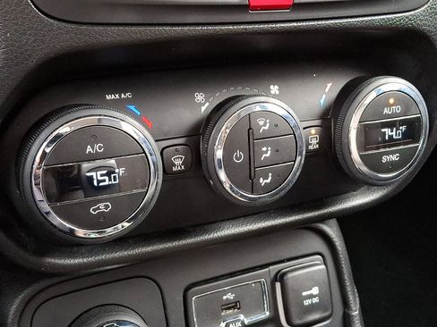 Certified 2016 Jeep Renegade Latitude image 16