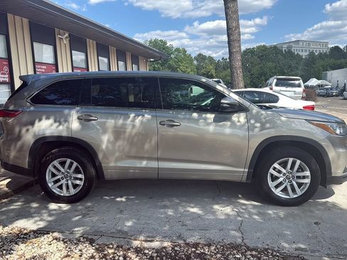Used 2016 Toyota Highlander LE FWD image 4