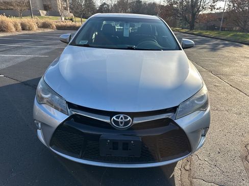 Used 2017 Toyota Camry SE image 2