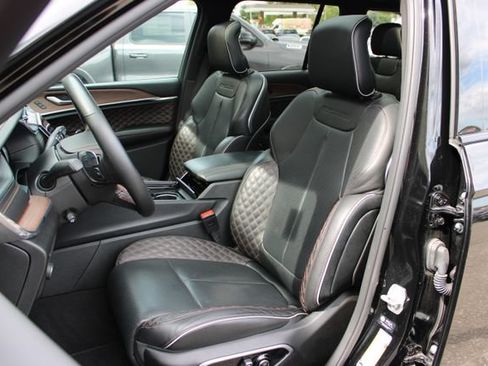 Used 2025 Jeep Grand Cherokee Summit w/ Obsidian Package AWD/4WD image 13