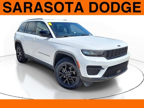 Used 2024 Jeep Grand Cherokee Altitude RWD image 1