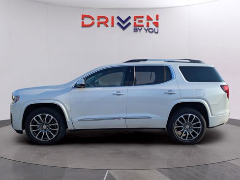 Used 2022 GMC Acadia Denali image 2
