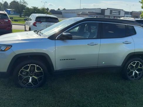Used 2025 Jeep Compass Limited AWD/4WD image 3