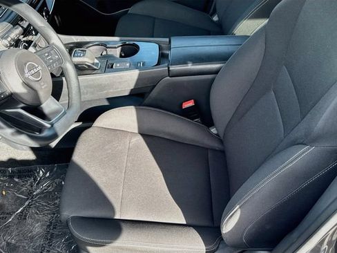 Used 2024 Nissan Rogue S FWD image 18