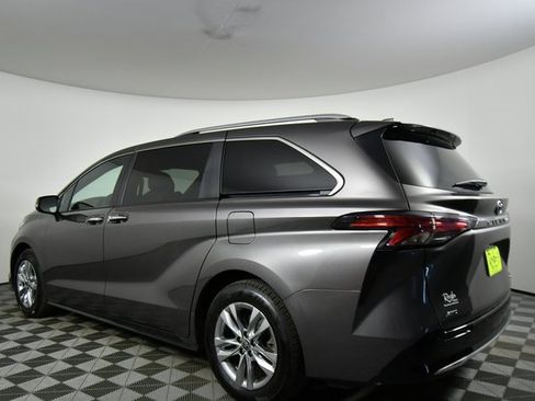Used 2024 Toyota Sienna Limited image 14