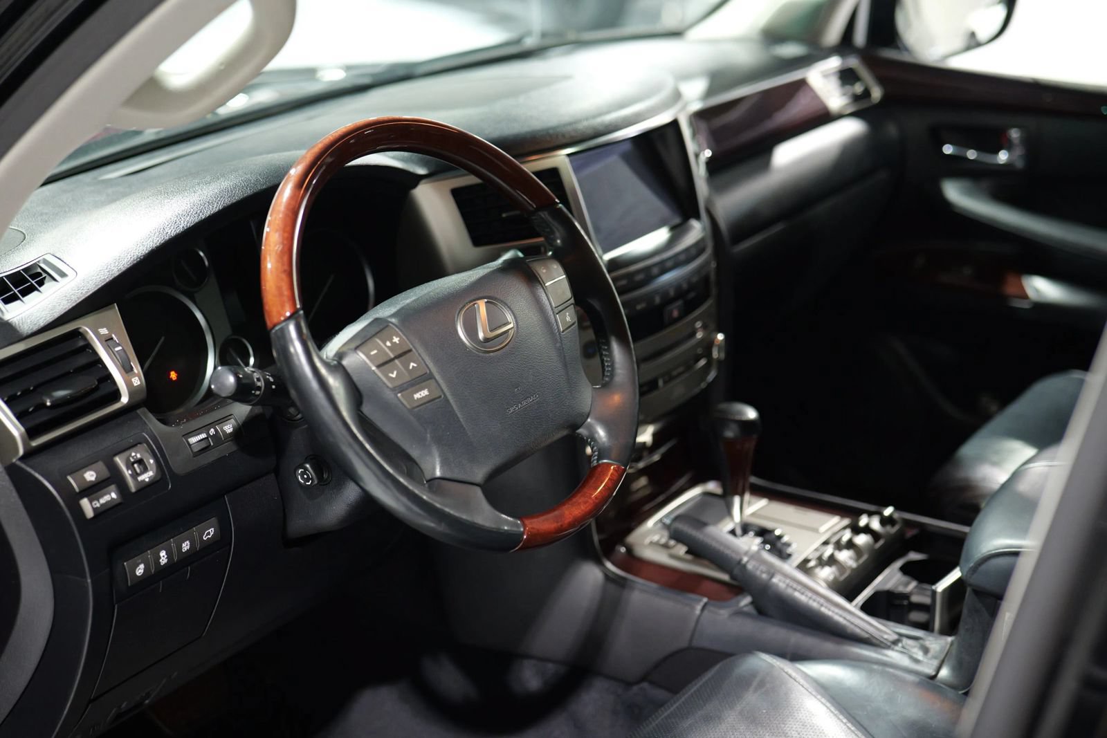 Used 2013 Lexus LX 570 4WD w/ Luxury Pkg image 17