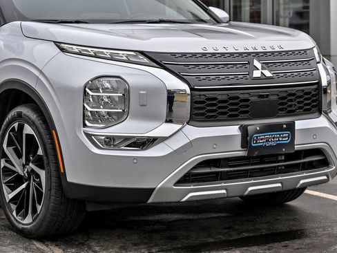 Used 2023 Mitsubishi Outlander SE image 10