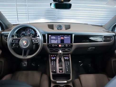 Used 2025 Porsche Macan image 12