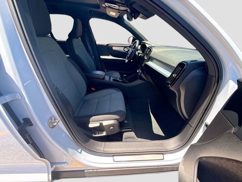 Used 2024 Volvo XC40 B5 Core AWD/4WD image 32