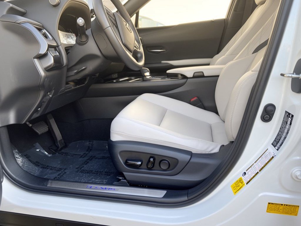 Certified 2025 Lexus UX 300h FWD w/ Accessory Package (Z2) image 17
