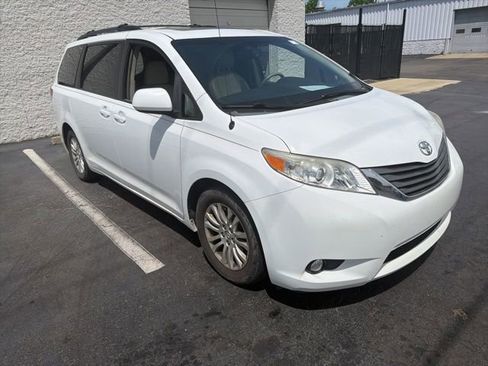 Used 2014 Toyota Sienna XLE FWD image 3