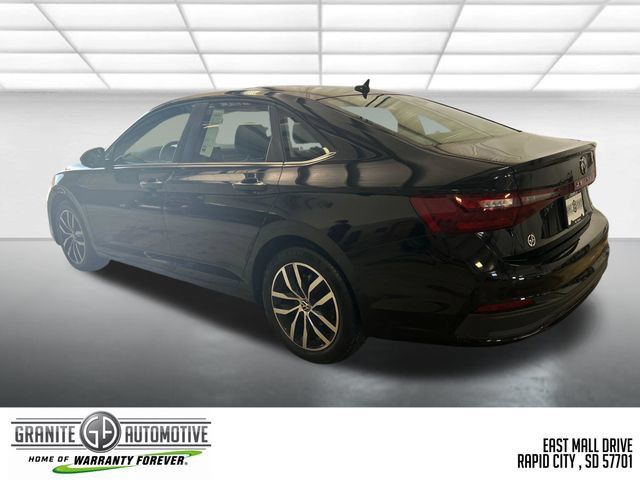 Used 2025 Volkswagen Jetta SE FWD image 4
