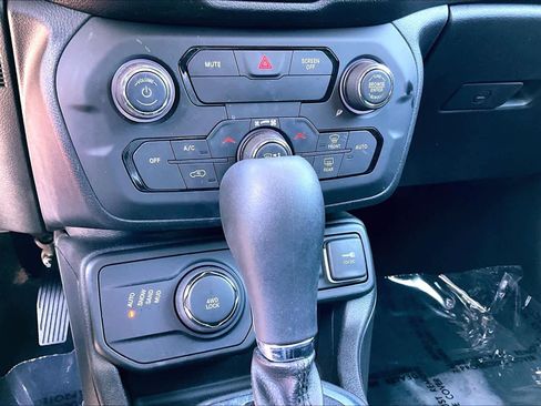 Used 2018 Jeep Renegade Latitude w/ Cold Weather Group AWD/4WD image 34