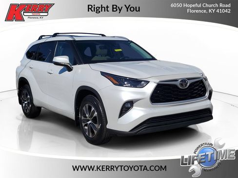 Used 2023 Toyota Highlander XLE AWD/4WD image 1
