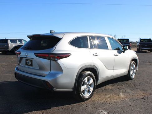 Used 2024 Toyota Highlander LE AWD/4WD image 9
