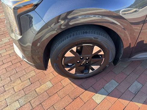 Used 2025 Kia Carnival LXS image 2