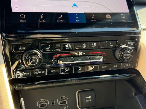 Certified 2024 Jeep Grand Cherokee Limited w/ Luxury Tech Group II image 26