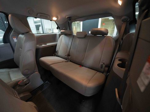 Used 2017 Toyota Sienna XLE Premium image 25