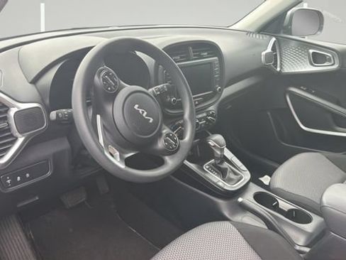 Used 2025 Kia Soul LX w/ LX Technology Package FWD image 9