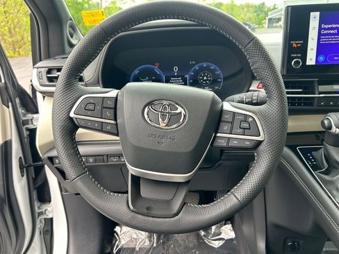 Certified 2025 Toyota Sienna Platinum AWD/4WD image 22