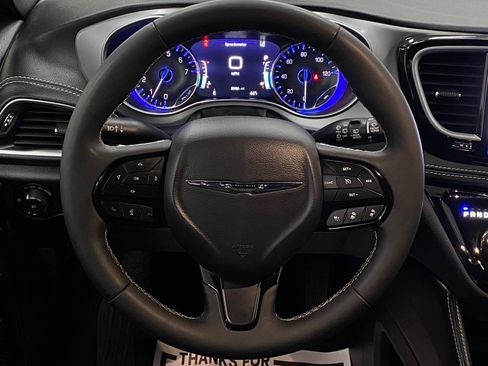 Used 2025 Chrysler Pacifica Limited FWD image 16