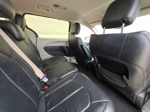 Used 2017 Chrysler Pacifica Touring-L w/ Tire & Wheel Group FWD image 13