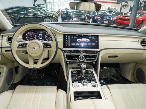 Used 2024 Bentley Flying Spur V8 AWD/4WD image 32