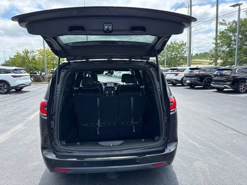 Used 2025 Chrysler Pacifica Limited FWD image 10