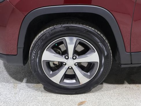 Used 2019 Jeep Cherokee Limited AWD/4WD image 9