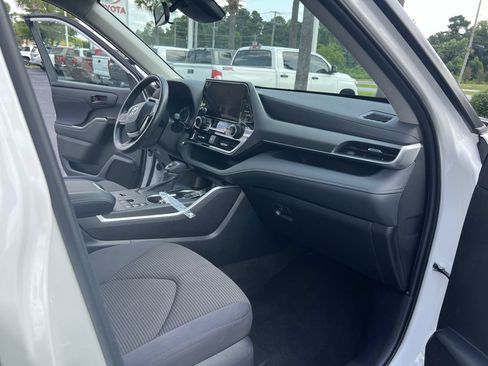 Used 2023 Toyota Highlander LE FWD image 34