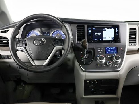 Used 2017 Toyota Sienna XLE Premium AWD/4WD image 29