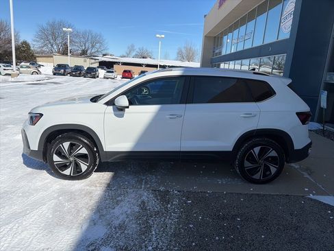 Certified 2025 Volkswagen Taos SE AWD/4WD image 5