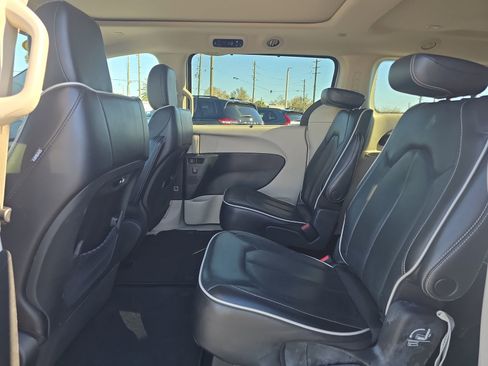 Used 2023 Chrysler Pacifica Limited image 13