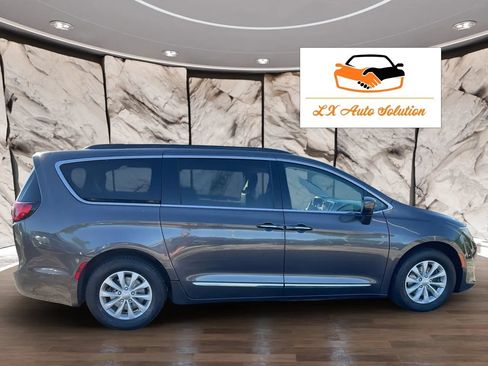 Used 2017 Chrysler Pacifica Touring-L FWD image 2